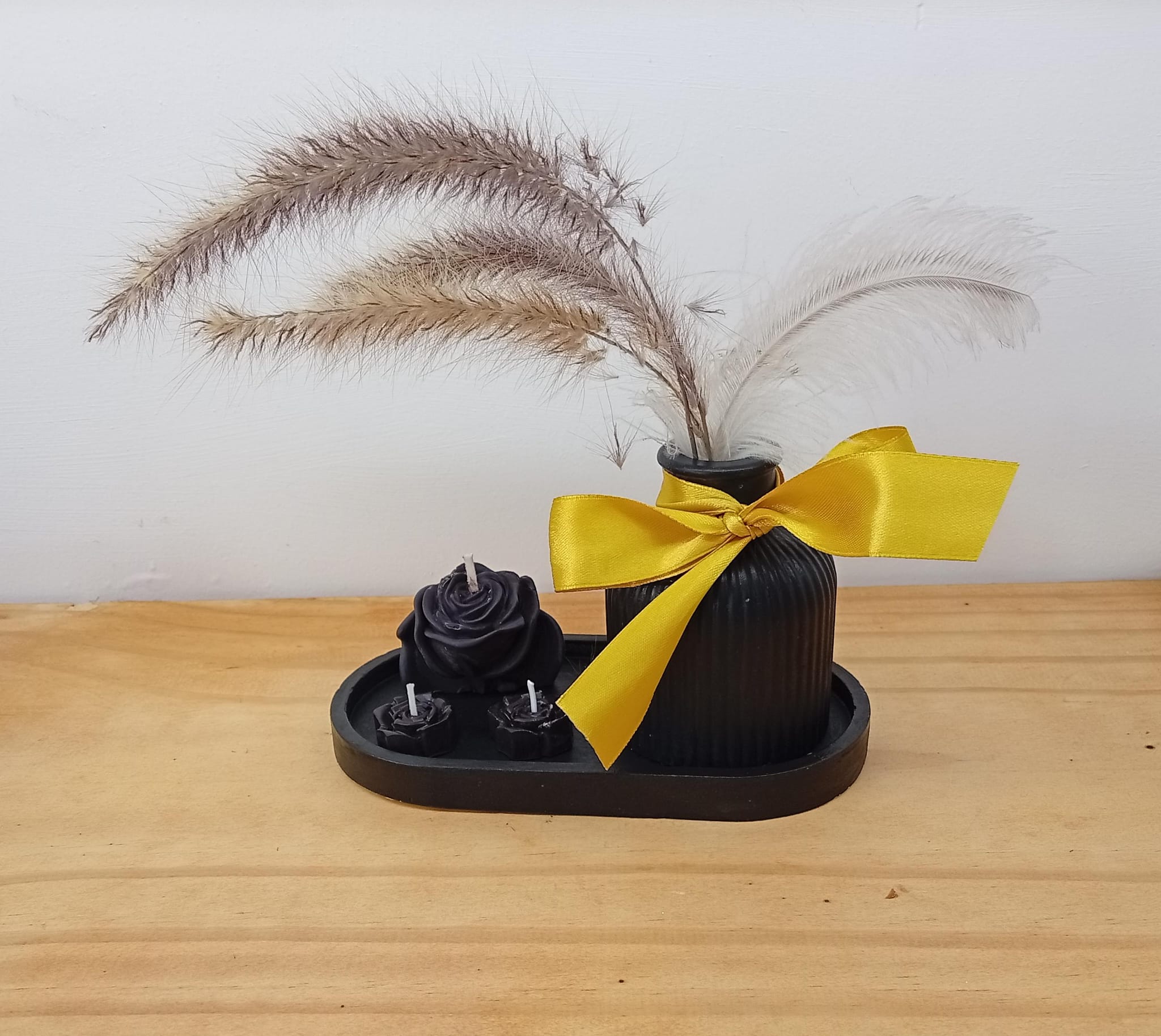 Florero con vela y tabla