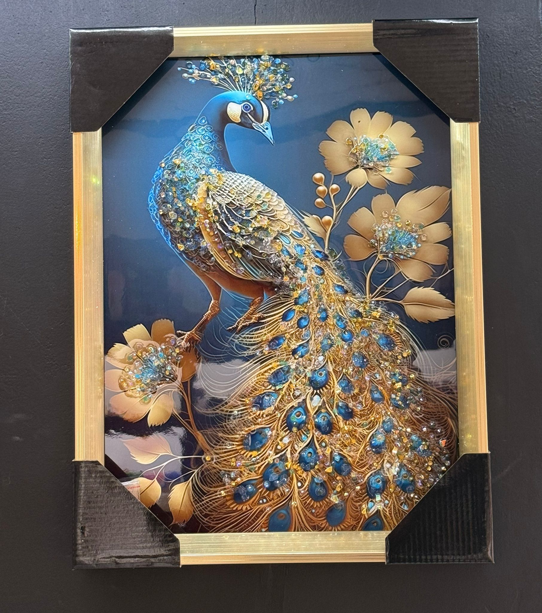 Pavo real con flores